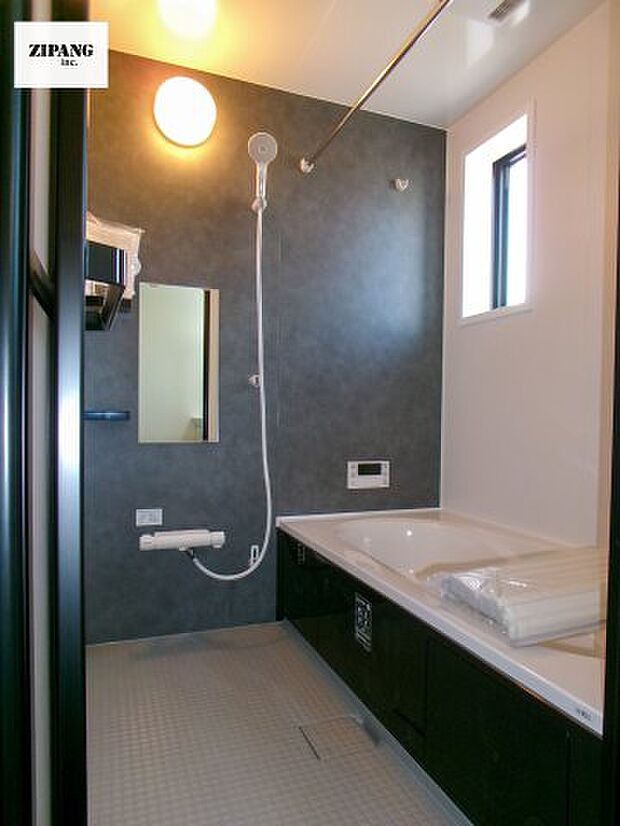 【風呂】【浴室】1坪タイプのお風呂。浴室暖房換気乾燥機付きで、雨の日の洗濯や冬の入浴を快適に過ごせます。