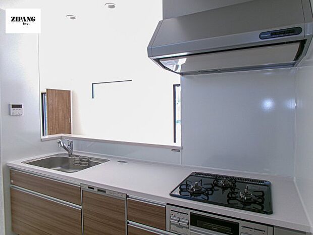 【キッチン】【キッチン】お子さまや家族と距離感近く料理が可能な対面式のシステムキッチンです。3口コンロのキッチンでお料理のレパートリーが増えそうです♪ 