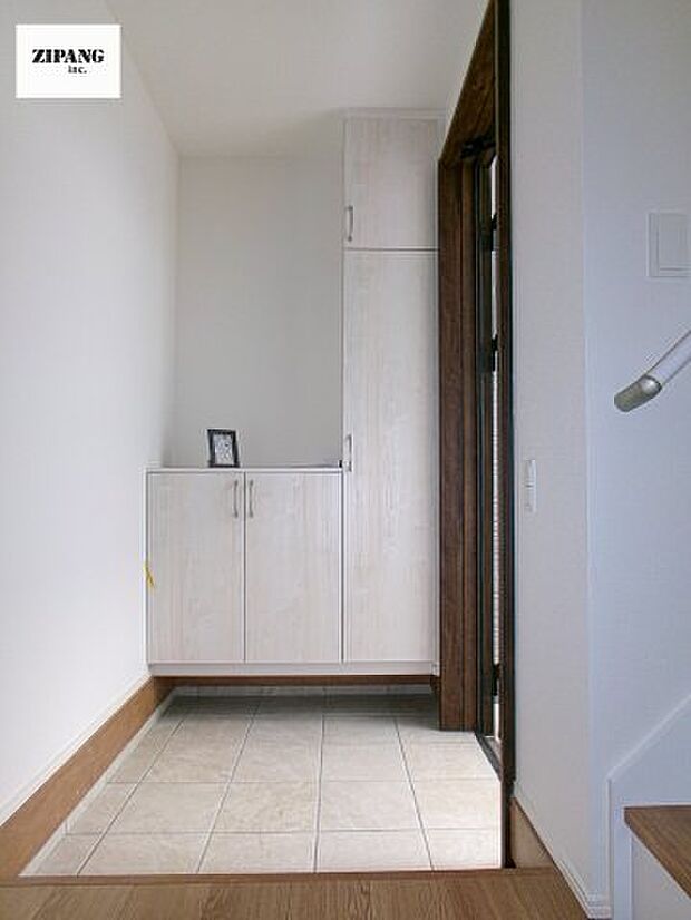 【玄関】【玄関】明るくすっきりした玄関が家族やお客さまを迎えてくれます。玄関タイルはお掃除しやすく清潔を保てます♪