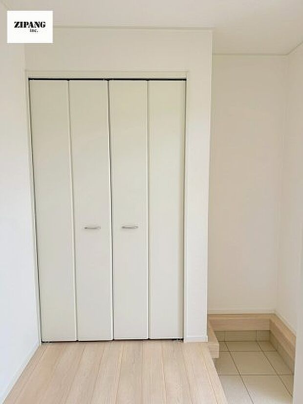 【収納】【玄関】明るい玄関。大容量の収納スペースは大家族でもらくらく収納可能です。 