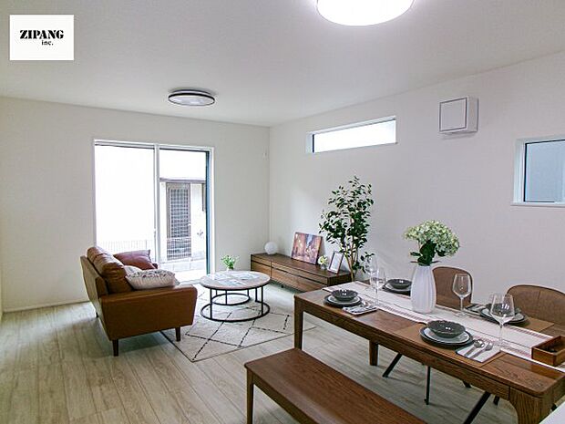 【居間・リビング】【リビング】キッチンと一体になったリビングはひろびろとしたくつろぎ空間を実現しています。 モデル家具設置中！家具配置の参考になります♪ 