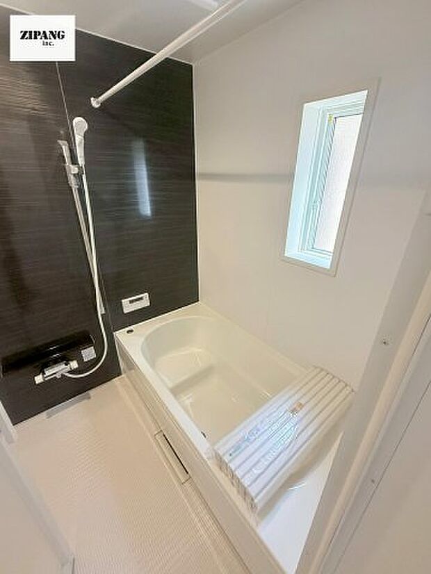 【風呂】【浴室】1坪タイプのお風呂。浴室暖房換気乾燥機付きで、雨の日の洗濯や冬の入浴を快適に過ごせます。