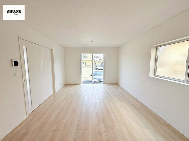 【居間・リビング】【リビング】キッチンと一体になったリビングはひろびろとしたくつろぎ空間を実現しています。 