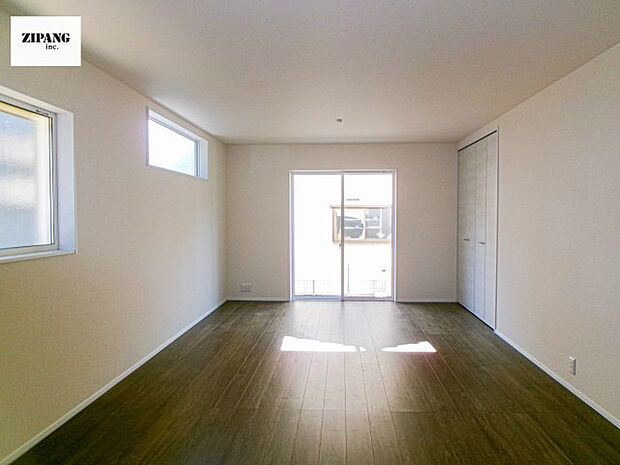 【居間・リビング】【リビング】キッチンと一体になったリビングはひろびろとしたくつろぎ空間を実現しています。 