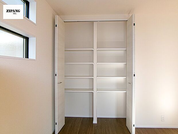 【収納】【クローゼット】リビングには棚付きのクローゼットがあり大変便利です。