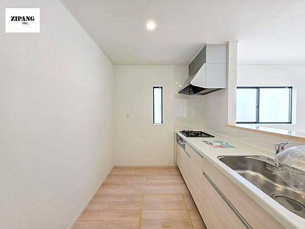 【キッチン】【キッチン】お子さまや家族と距離感近く料理が可能な対面式のシステムキッチンです。3口コンロのキッチンでお料理のレパートリーが増えそうです♪