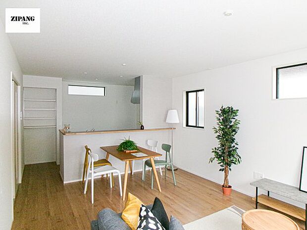 【居間・リビング】【リビング】キッチンと一体になったリビングはひろびろとしたくつろぎ空間を実現しています。 モデル家具設置中!家具配置の参考になります♪