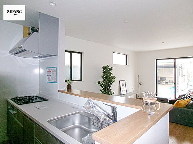 【キッチン】【キッチン】お子さまや家族と距離感近く料理が可能な対面式のシステムキッチンです。3口コンロのキッチンでお料理のレパートリーが増えそうです♪