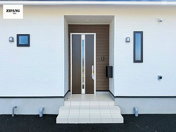 【玄関】【断熱玄関ドア】断熱性能にとって開口部の玄関はとても大事です。雨にぬれずに郵便物をとることができるポスト、テレビカメラ付きのインターホンがあります。 