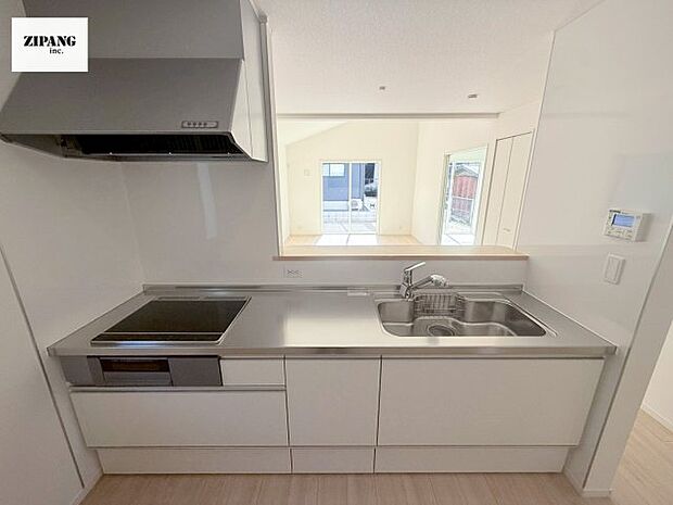 【キッチン】【キッチン】お子さまや家族と距離感近く料理が可能な対面式のシステムキッチンです。IHの3つ口コンロでお料理のレパートリーが増えそうです。 