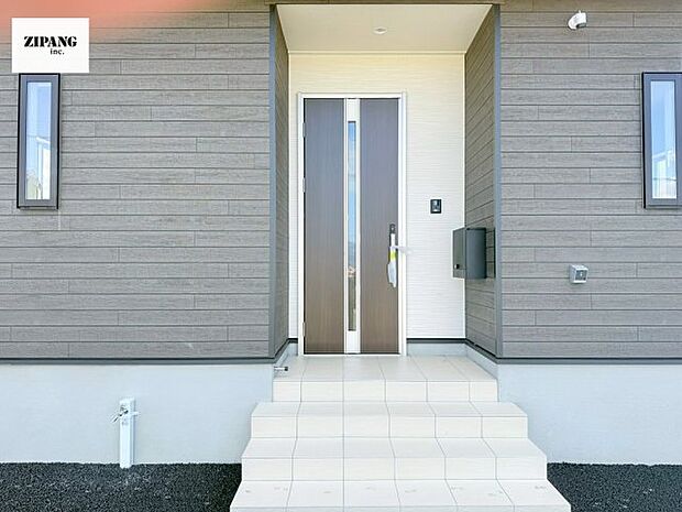 【玄関】【断熱玄関ドア】断熱性能にとって開口部の玄関はとても大事です。雨にぬれずに郵便物をとることができるポスト、テレビカメラ付きのインターホンがあります。 