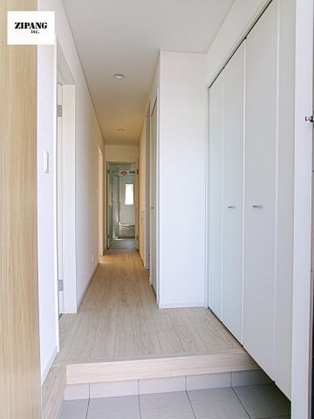 【玄関】【玄関】明るい玄関。大容量の収納スペースは大家族でもらくらく収納可能です。 