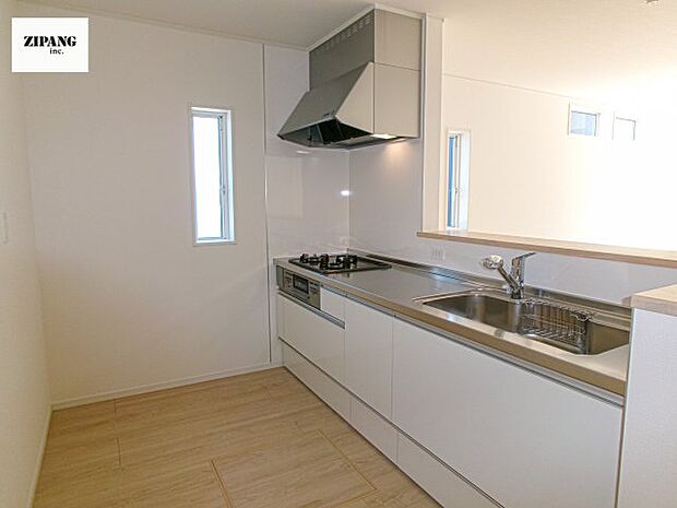 【キッチン】【キッチン】お子さまや家族と距離感近く料理が可能な対面式のシステムキッチンです。3口コンロのキッチンでお料理のレパートリーが増えそうです♪ 