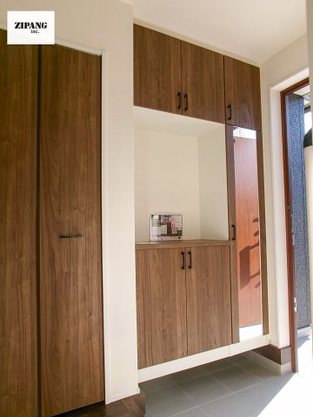 【玄関】【玄関】すっきり清潔感のある収納です。収納扉はミラー付きなのでお出かけ前に便利です。 