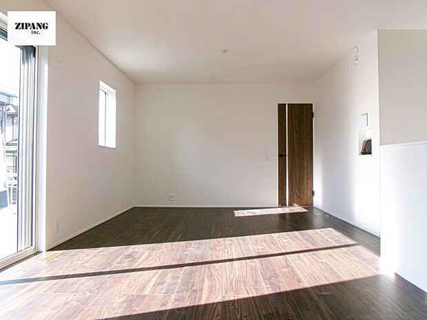 【居間・リビング】【リビング】キッチンと一体になったリビングはひろびろとしたくつろぎ空間を実現しています。 