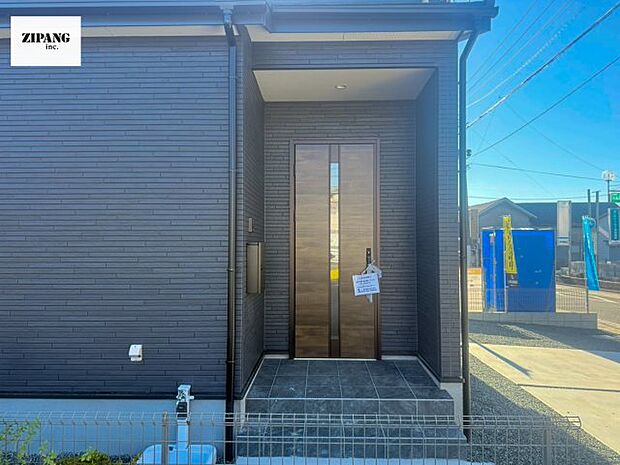 【玄関】【断熱玄関ドア】断熱性能にとって開口部の玄関はとても大事です。玄関先にはポスト、テレビカメラ付きのインターホンがあります。 