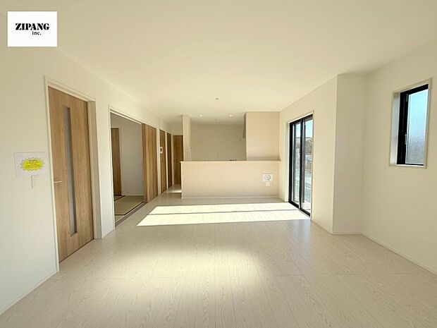 【居間・リビング】【リビング】キッチンと一体になったリビングはひろびろとしたくつろぎ空間を実現しています。 