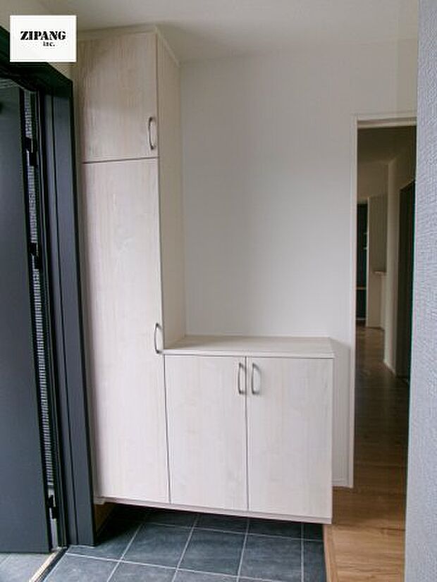 【玄関】【玄関】明るくすっきりした玄関が家族やお客さまを迎えてくれます。玄関タイルはお掃除しやすく清潔を保てます♪