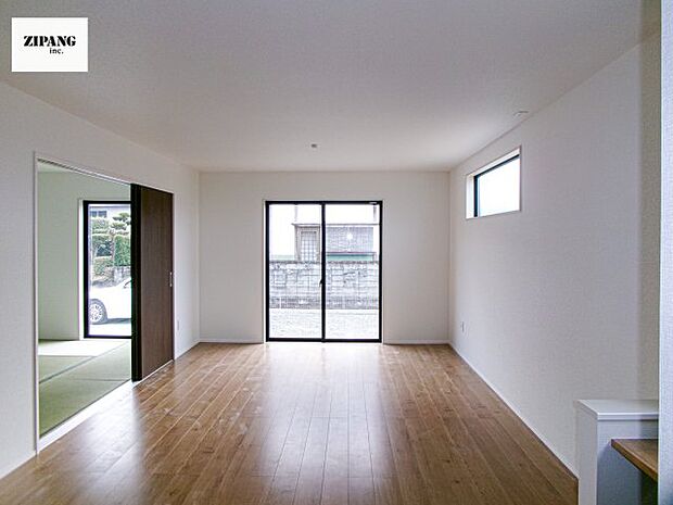 【居間・リビング】【リビング】キッチンと一体になったリビングはひろびろとしたくつろぎ空間を実現しています。