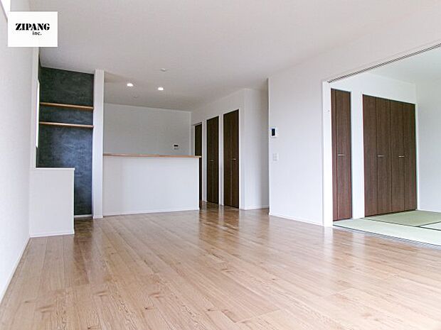 【居間・リビング】【リビング】キッチンと一体になったリビングはひろびろとしたくつろぎ空間を実現しています。