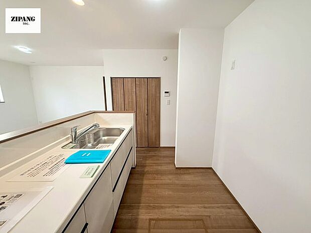 【キッチン】【キッチン】お子さまや家族と距離感近く料理が可能な対面式のシステムキッチンです。3口コンロのキッチンで料理をお楽しみください♪ 