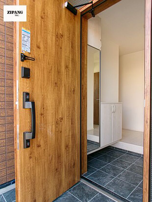 【玄関】【玄関】明るい玄関。収納扉はミラー付きですのでお出かけ前に便利です。 