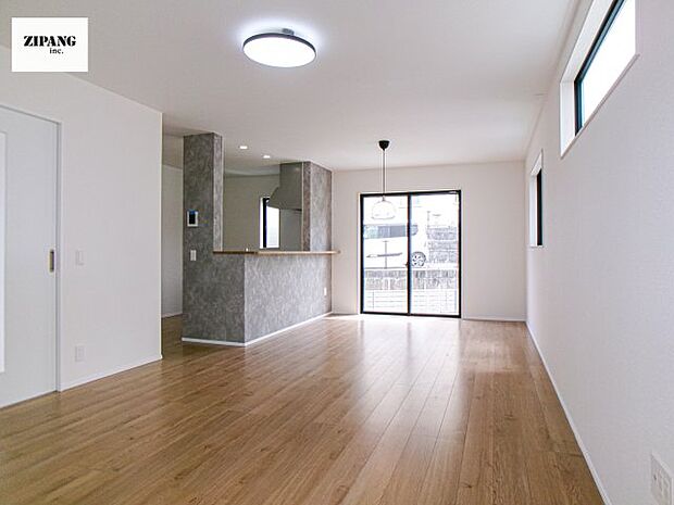 【居間・リビング】【リビング】キッチンと一体になったリビングはひろびろとしたくつろぎ空間を実現しています。 