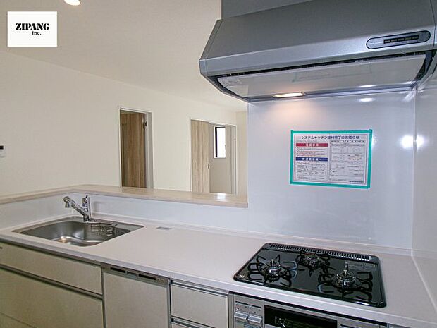 【キッチン】【キッチン】お子さまや家族と距離感近く料理が可能な対面式のシステムキッチンです。3口コンロのキッチンでお料理のレパートリーが増えそうです♪ 