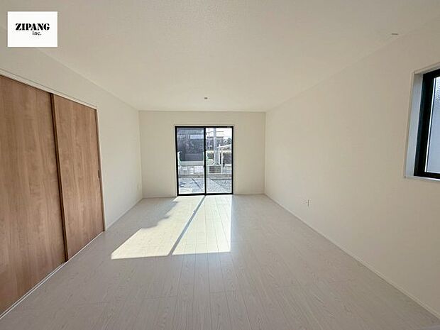 【居間・リビング】【リビング】キッチンと一体になったリビングはひろびろとしたくつろぎ空間を実現しています。 