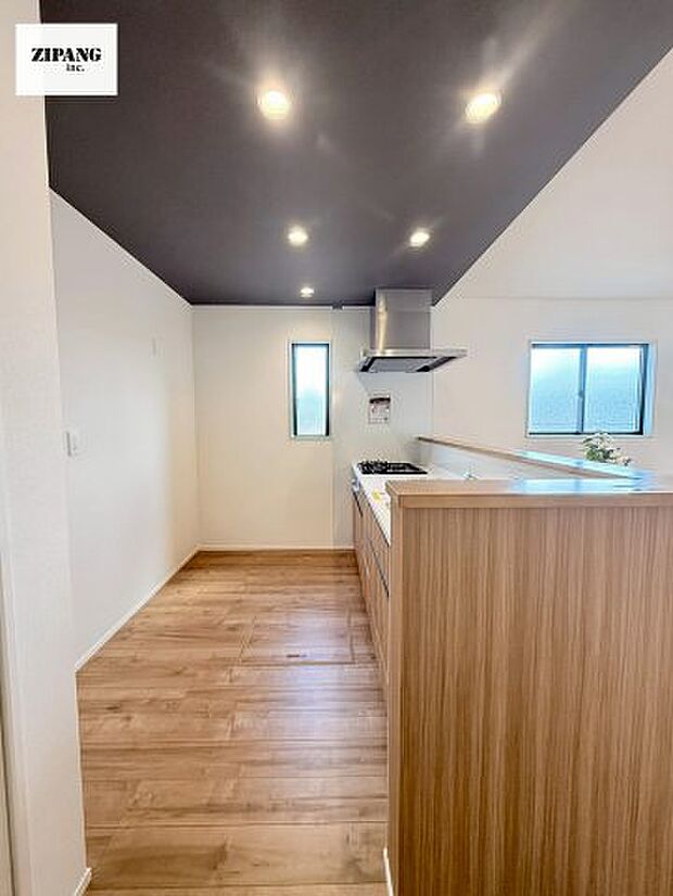 【キッチン】【キッチン】お子さまや家族と距離感近く料理が可能な対面式のシステムキッチンです。3口コンロのキッチンでお料理のレパートリーが増えそうです♪ 