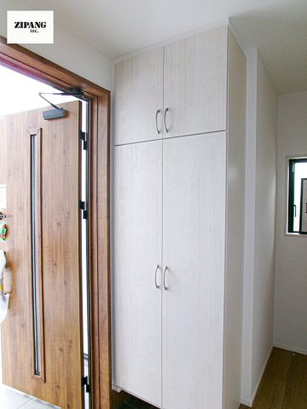 【玄関】【玄関】明るい玄関。大容量の収納スペースは大家族でもらくらく収納可能です。