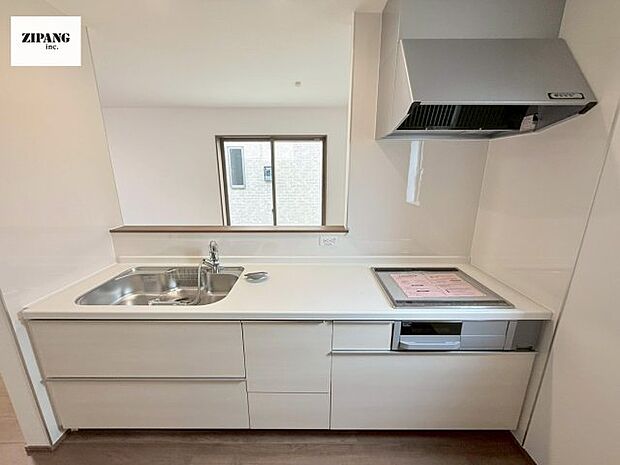 【キッチン】【キッチン】お子さまや家族と距離感近く料理が可能な対面式のシステムキッチンです。IHの3つ口コンロでお料理のレパートリーが増えそうです。