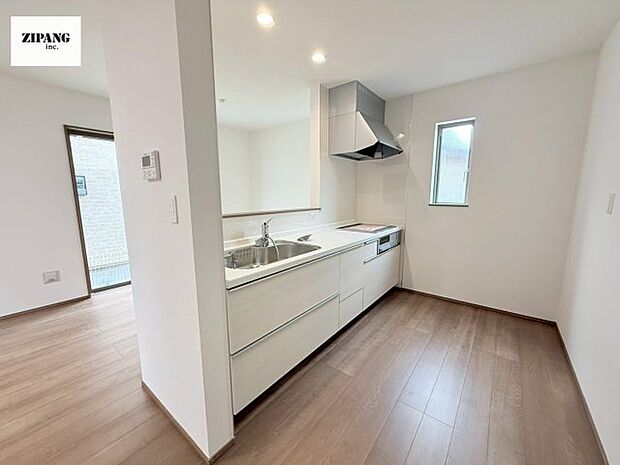 【キッチン】【キッチン】お子さまや家族と距離感近く料理が可能な対面式のシステムキッチンです。IHの3つ口コンロでお料理のレパートリーが増えそうです。