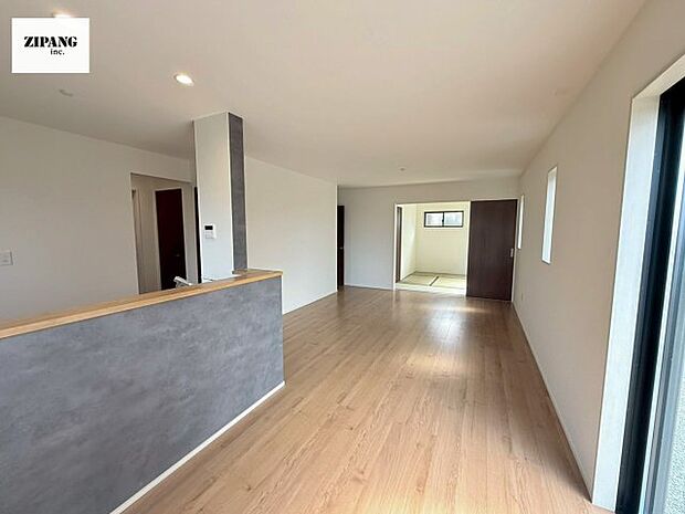 【居間・リビング】【リビング】キッチンと一体になったリビングはひろびろとしたくつろぎ空間を実現しています。 