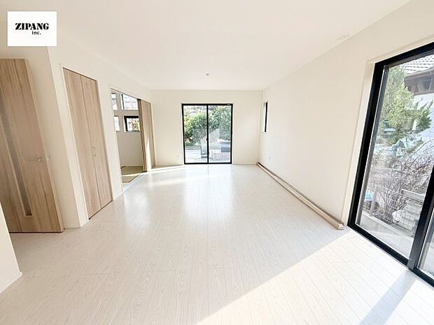 【居間・リビング】【リビング】キッチンと一体になったリビングはひろびろとしたくつろぎ空間を実現しています。 