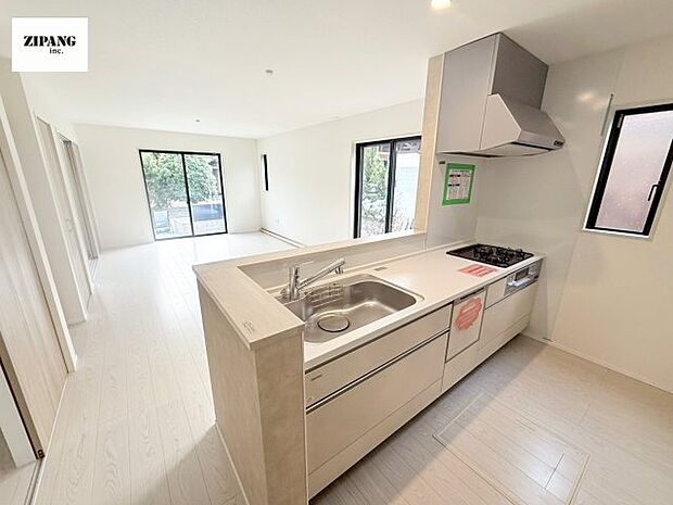 【キッチン】【キッチン】お子さまや家族と距離感近く料理が可能な対面式のシステムキッチンです。3口コンロのキッチンでお料理のレパートリーが増えそうです♪ 