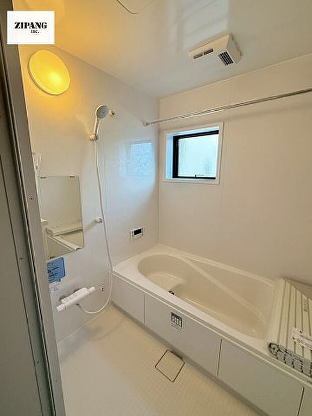 【風呂】【浴室】1坪タイプのお風呂。浴室暖房換気乾燥機付きで、雨の日の洗濯や冬の入浴を快適に過ごせます。