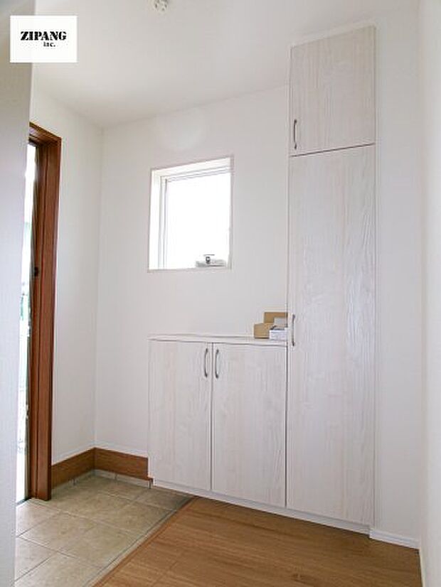 【玄関】【玄関】玄関に窓があるとお家全体が明るい印象を受けます。大容量の収納力で整理整頓もばっちりです。 