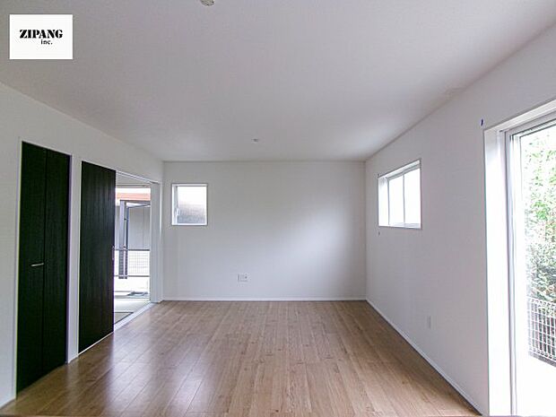 【居間・リビング】【リビング】キッチンと一体になったリビングはひろびろとしたくつろぎ空間を実現しています。 