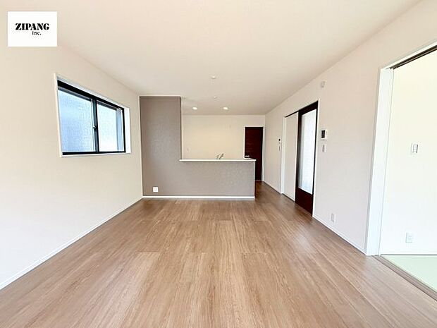 【居間・リビング】【リビング】キッチンと一体になったリビングはひろびろとしたくつろぎ空間を実現しています。 