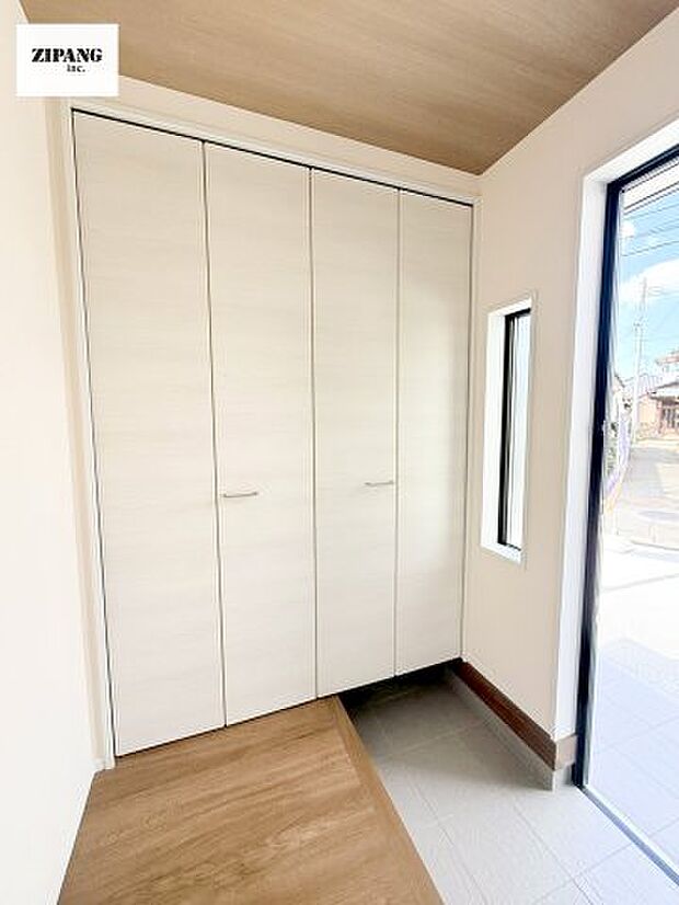 【玄関】【玄関】明るい玄関。大容量の収納スペースは大家族でもらくらく収納可能です。