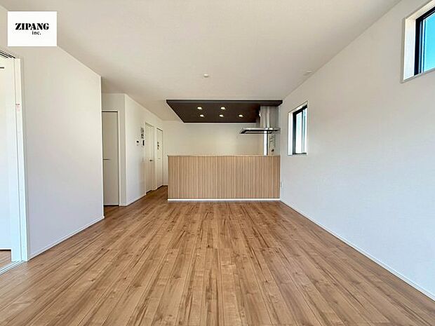 【居間・リビング】【リビング】キッチンと一体になったリビングはひろびろとしたくつろぎ空間を実現しています。 