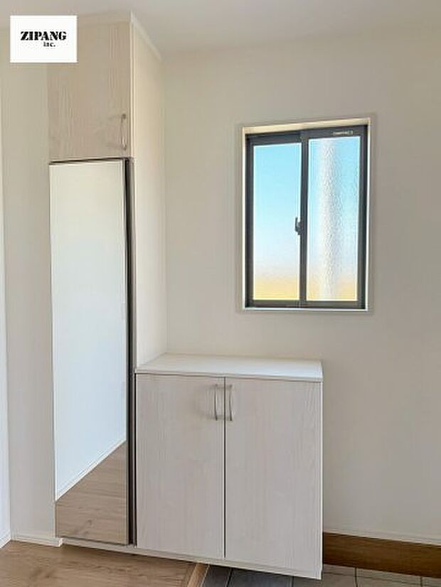 【玄関】【玄関】玄関に窓があるとお家全体が明るい印象を受けます。収納扉はミラー付きですのでお出かけ前に便利です。 