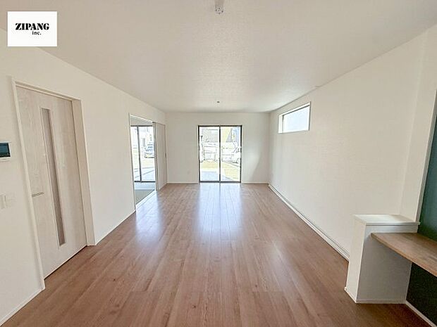 【居間・リビング】【リビング】キッチンと一体になったリビングはひろびろとしたくつろぎ空間を実現しています。 