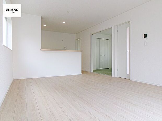 【居間・リビング】【リビング】キッチンと一体になったリビングはひろびろとしたくつろぎ空間を実現しています。 