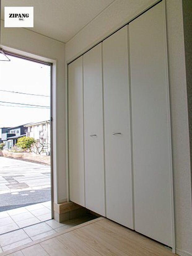 【収納】【玄関】明るい玄関。大容量の収納スペースは大家族でもらくらく収納可能です。