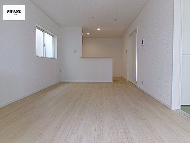 【居間・リビング】【リビング】キッチンと一体になったリビングはひろびろとしたくつろぎ空間を実現しています。