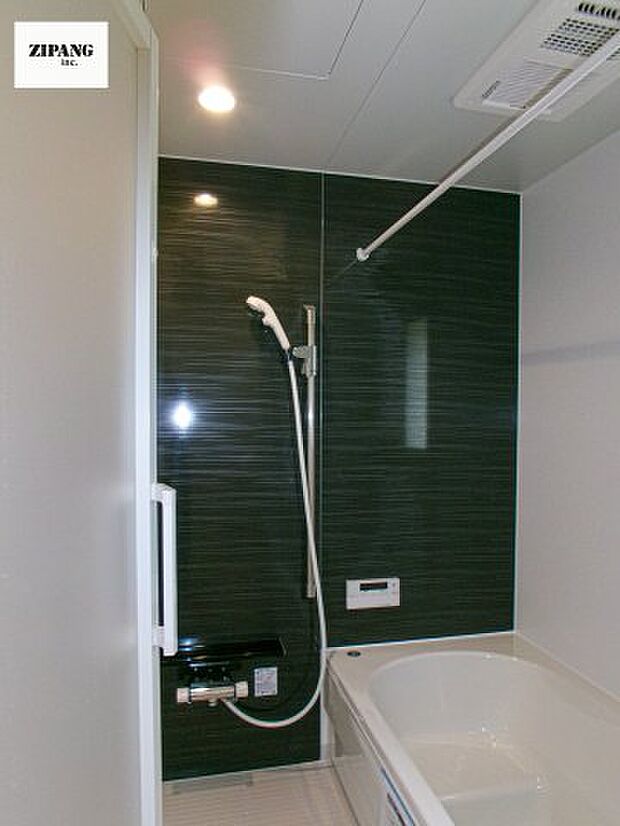 【風呂】【浴室】1坪タイプのお風呂。浴室暖房換気乾燥機付きで、雨の日の洗濯や冬の入浴を快適に過ごせます。