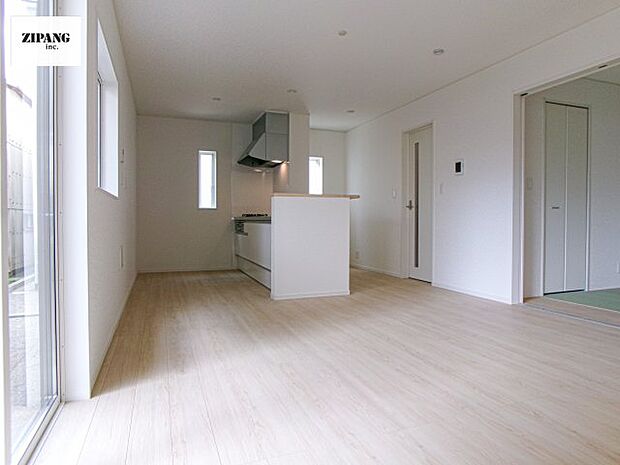 【居間・リビング】【リビング】キッチンと一体になったリビングはひろびろとしたくつろぎ空間を実現しています。