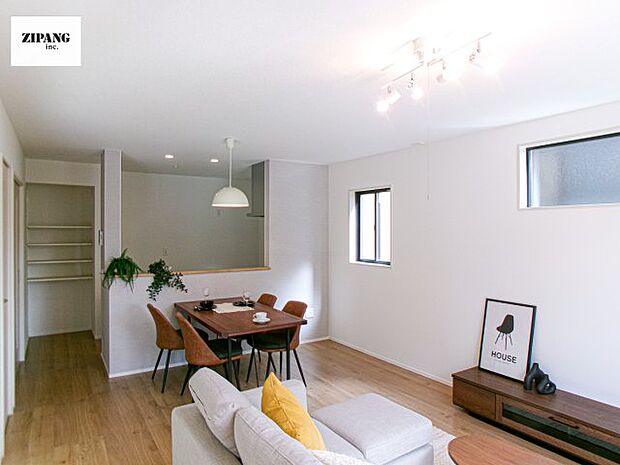 【居間・リビング】【リビング】キッチンと一体になったリビングはひろびろとしたくつろぎ空間を実現しています。 モデル家具設置中！家具配置の参考になります♪ 